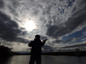 釧路川でカヌー釣りと秋の空